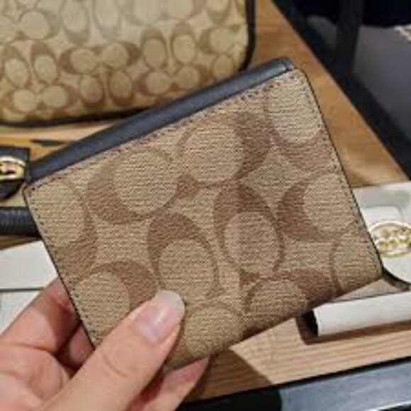 COACH Leather Georgie Wallet Gold Metal Horse Carriage Snap Buckle NWT - Picture 11 of 13